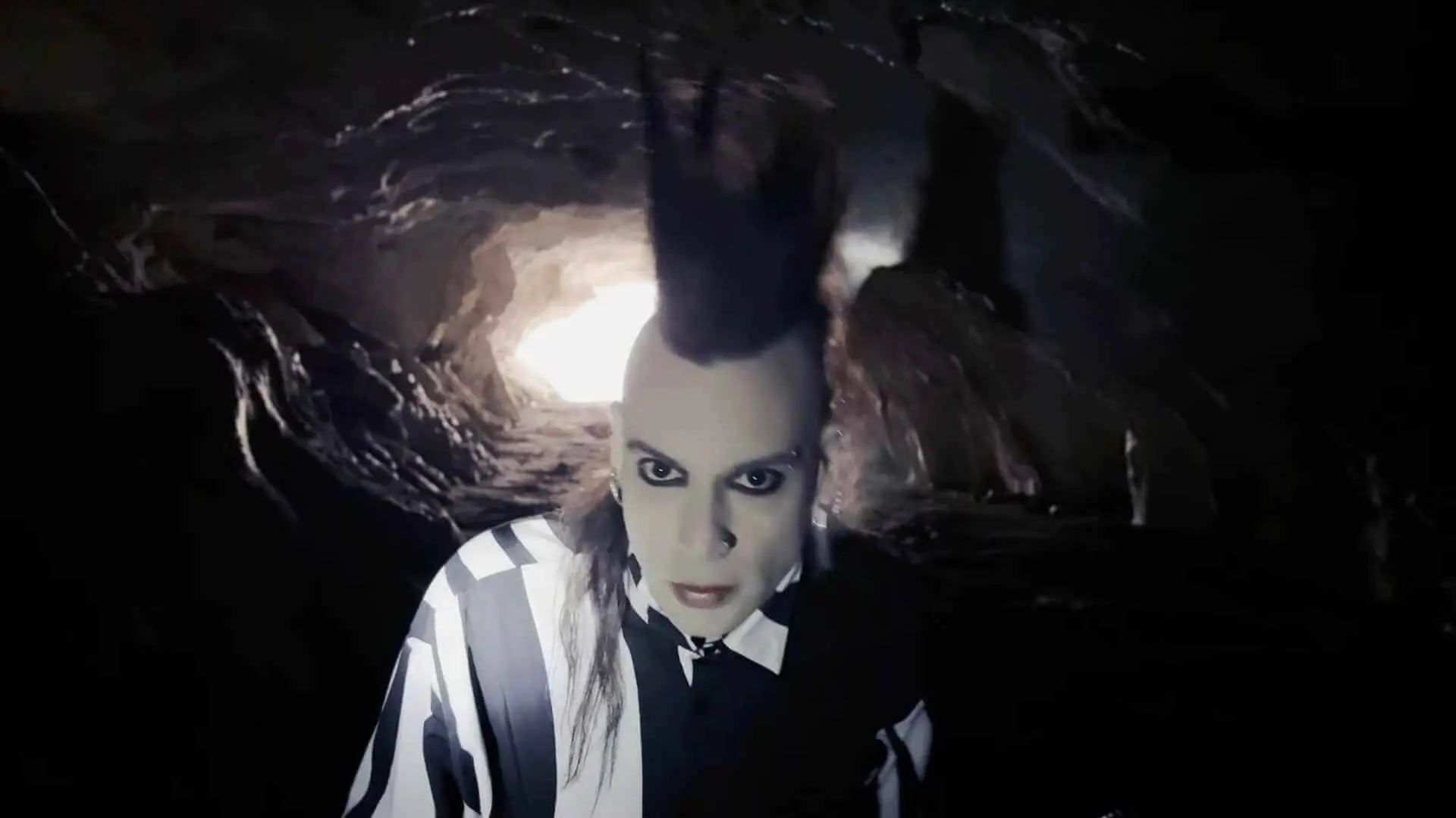 Daniel Knutz - The Cave