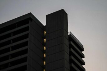 Magnetic Skies - Closing In